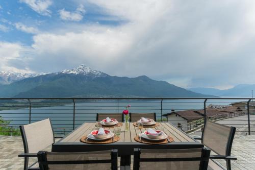 Aurogna Apartment | Blooms by the Lake by Rent All Como