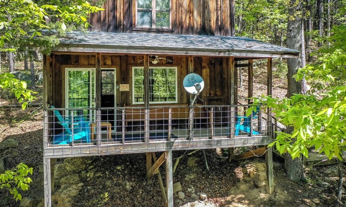 Edgemont Cabin | Blue Clouds Resort Rustic Charm!