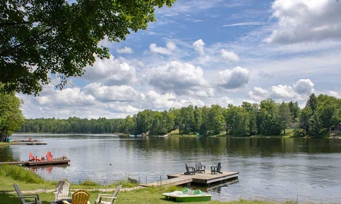 Irondale Cottage | Blue Haven - Beautiful Haliburton Cottage w/ Hot Tub, AC, Wi-Fi, Watercraft