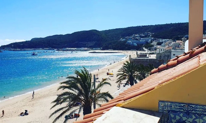 Aldeia do Meco Apartment | BLUE HOUSE SESIMBRA facing California beach, with garage