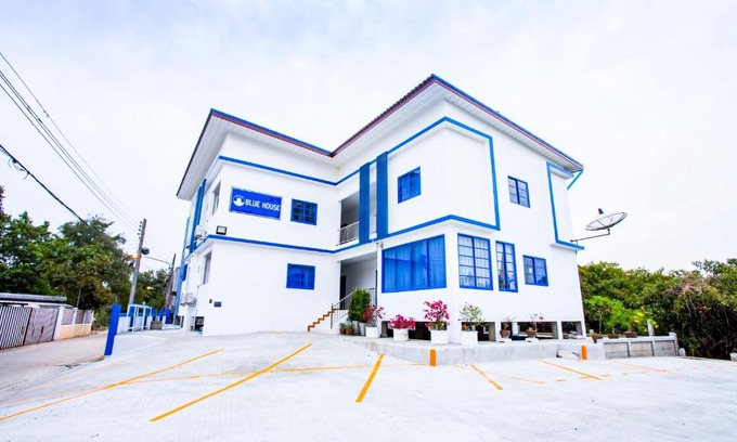 Ang Thong Apartment | Blue House