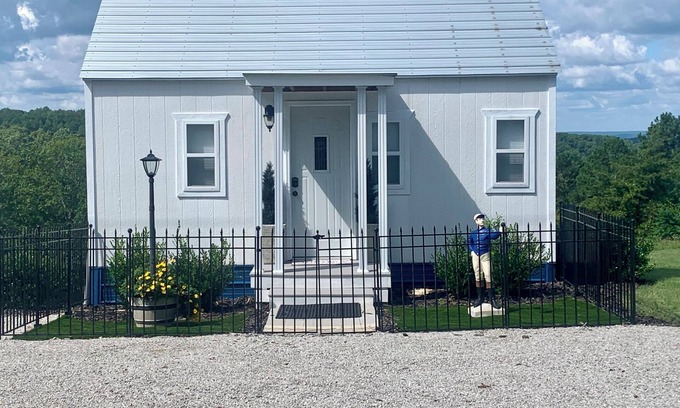 Eureka Springs Cabin | Blue Moon tiny cabin close to everything with Mountain View No Cleaning Fees