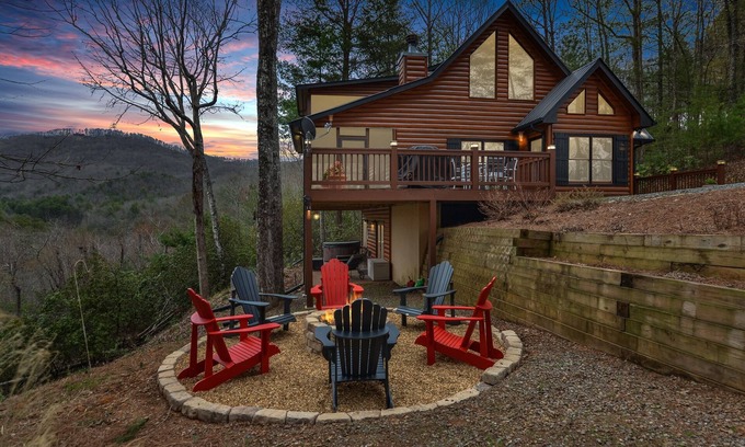 Ridgeline Vistas Cabin | Blue Ridge Cabin: Mountain Views: Couple's Paradise: Hot Tub: Fire Pit: Arcade
