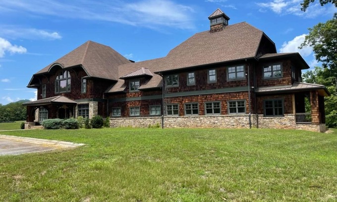 Union Mills Cabin | Blue Ridge Mountain Lodge-Near Asheville/Charlotte DIY Wedding,Reunion,King Beds