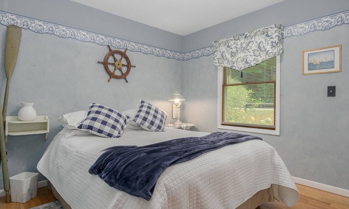 Newaygo Apartment | Blue Room at Newaygo Bed & Breakfast