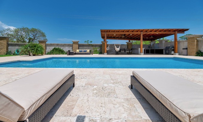 Roatan Apartment | Blue Sea Condo. located just 5 min from one of the best beach areas in Roatan.