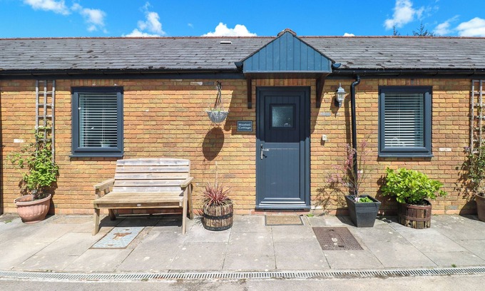Nantgarw Cottage | BLUEBELL COTTAGE, family friendly, with a garden in Cardiff