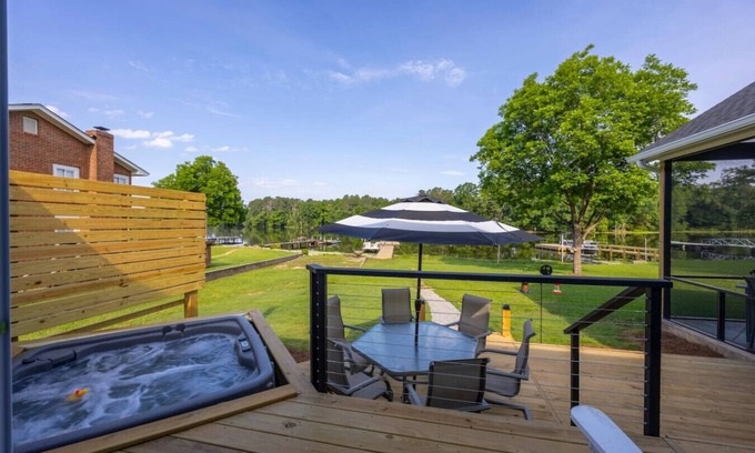 Saluda House | Bluebird Bay with Hot Tub & Outdoor Area | Sleeps 8