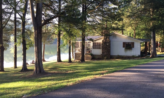 Kelso Cottage | Bluebird Rest - Lakefront Cottage