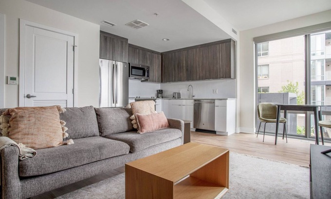 Pentagon City Apartment | Blueground | Pentagon City, rooftop, nr Arlington Cemetery