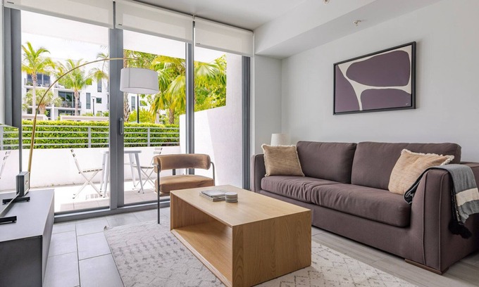 Northeast Miami Apartment | Blueground | Upper East Side, pool, nr Baywood Park