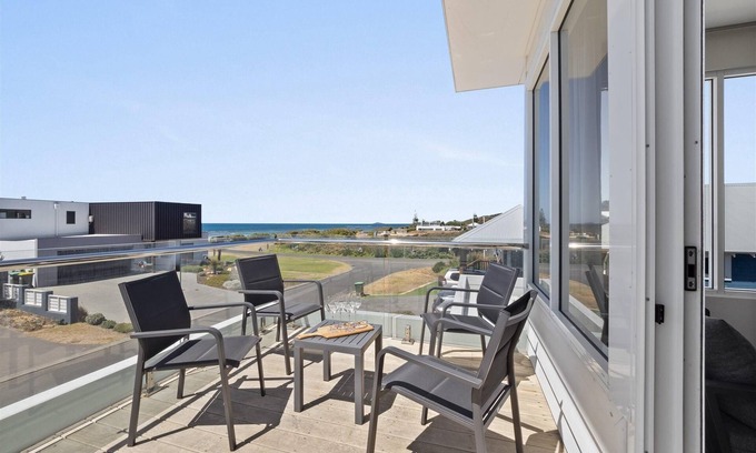 Augusta House | Bluewater Retreat - Bluewater Retreat - Breeze to the beach with ease