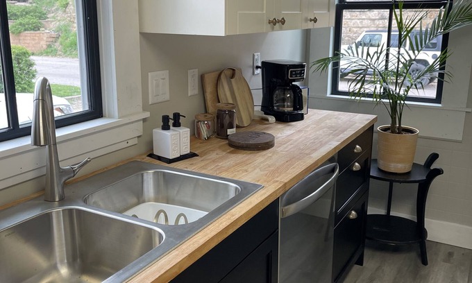 Dubuque House | Blufftop Charmer above Downtown Dubuque. 3 bedrooms. Walkable to Downtown.