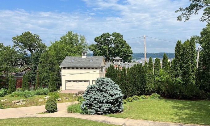 Dubuque Villa | Blufftop Villa