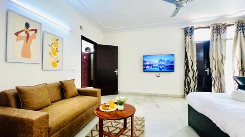 Defence Colony Apartment | BluO Studio - Defence Colony - BathTub, Kitchen