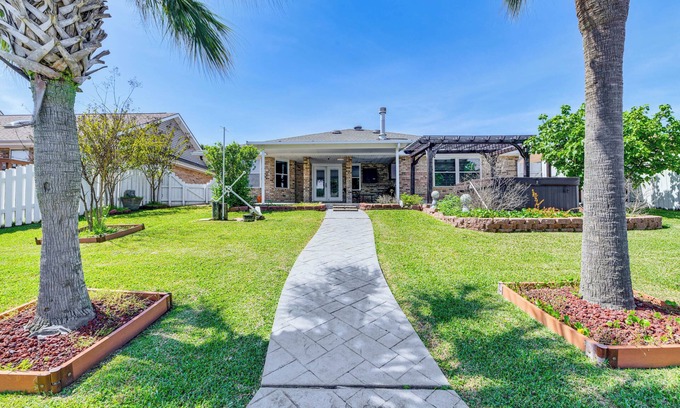 Slidell House | Boat Dock & Lift: Waterfront Getaway in Slidell!