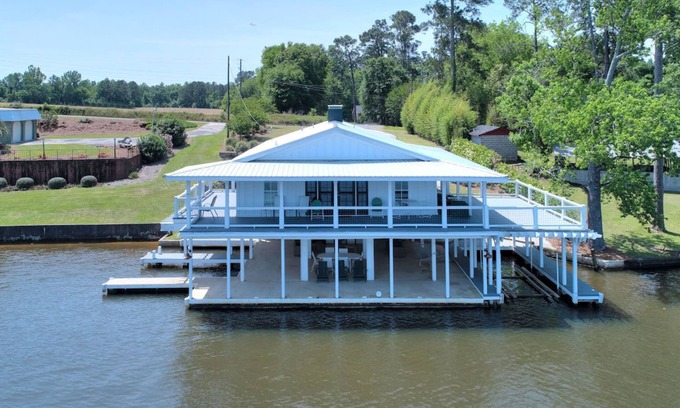 Warwick House | Boaters Dream Lake House 3/3.5 with 2 kitchens