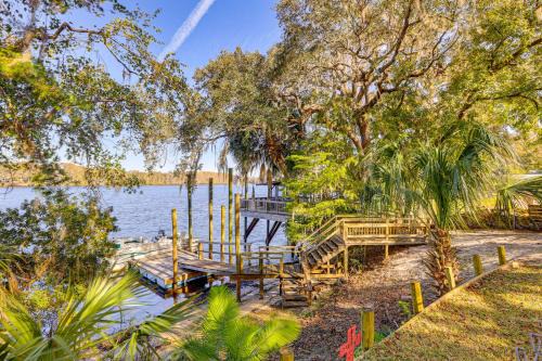 Chiefland House | Boathouse with Screened Porch Riverfront Escape!