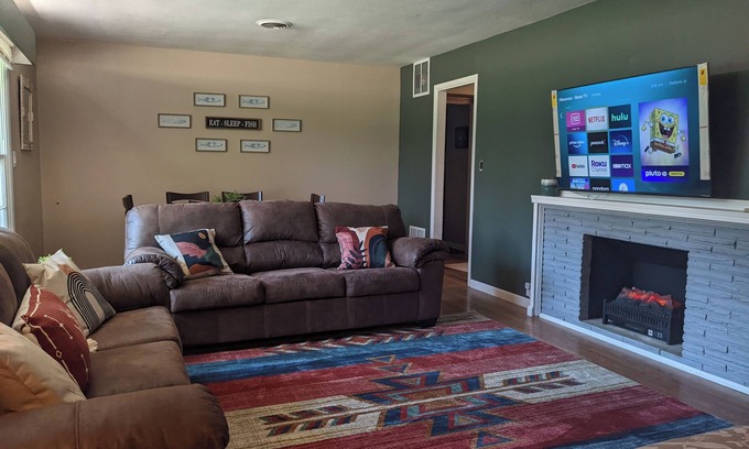 Marion House | Bohemian Bungalow + Game Room + Large Yard + Boat Parking