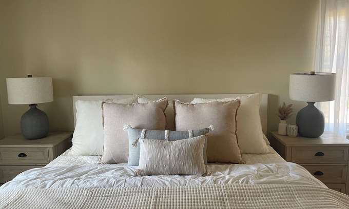 Sheboygan House | Boho Farmhouse - Fire Pit - Huge Backyard-Golfing - Family Friendly