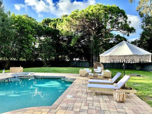 Bayshore Gardens House | Boho House with heated Pool and Spa