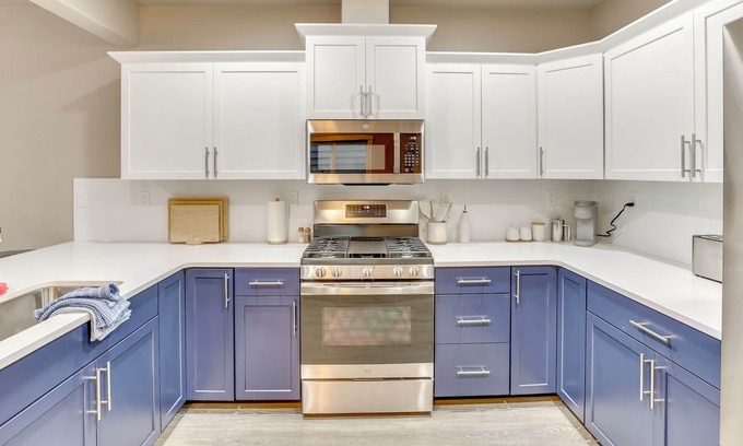 Sunset House | Boise Blue Retreat - Stay in Boise’s coveted North End! This 4BR/3BA retreat blends modern style with Boise Blue charm. Minutes from downtown, Hyde Park, Camel’s Back Park, 13th Street, White Water Park and the Greenbelt. Relax in the backyard oasis.