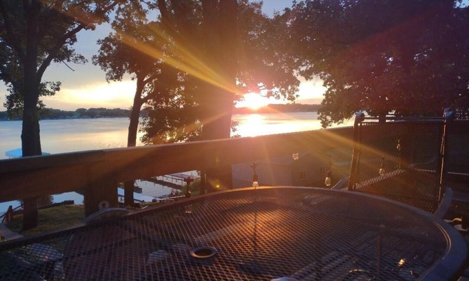 Spirit Lake House | BOJI SUNSET RETREAT nnON LAKE OKOBOJI