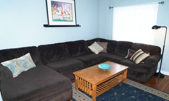 Washington Square Apartment | Bon Aire Apartment is in downtown Mobile on the Mardi Gras Parade Routen