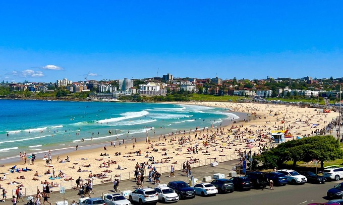 North Bondi House | Bondi Beach Celebrity 4 bdrm luxury home 300m to beach with Coastal Views