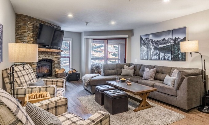 Mammoth Lakes House | Book a Fall Getaway Today! Townhome with Dual Primary Suites and Pool Access!