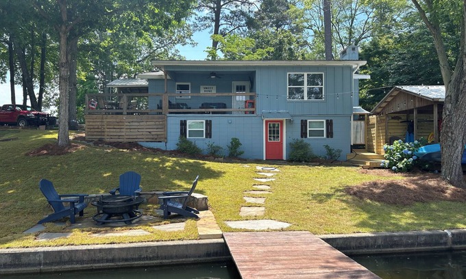 Jacksons' Gap House | Book now for a relaxing Christmas vacation! Outdoor firepit. Quiet cove.