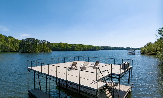 Gainesville House | Book now for Labor Day! Private dock, Outdoor Kitchen & Fire Pit