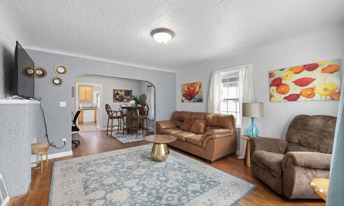 Central - Terry House | Bo’s White House with Fenced Yard