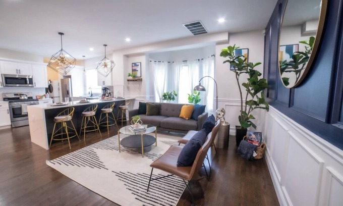 Everett Apartment | Boston 2 level luxury home, Free Parking, 5 mins to casino & 10 mins to airport