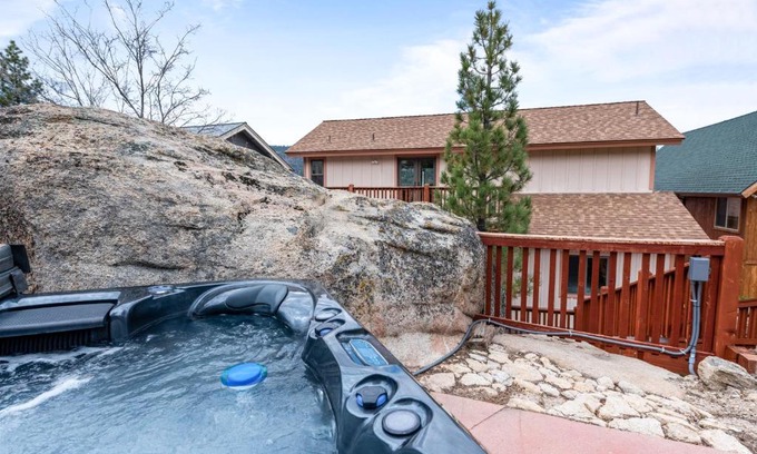 Boulder Bay Ski Chalet | Boulder Bay Chalet Lakefront - Elegantly decorated with Hot Tub and Game Room!