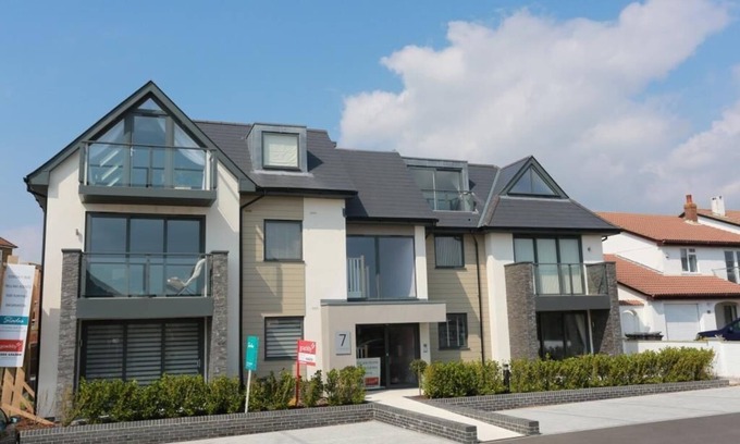 Southbourne Apartment | BOURNECOAST: MODERN FLAT ON THE CLIFFTOP WITH SEA VIEWS AND PATIOS - FM6194