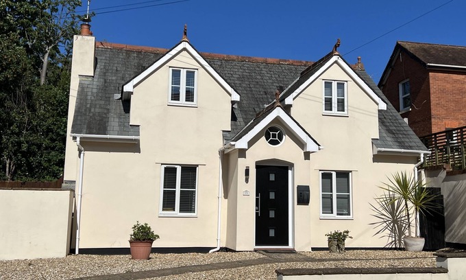 Exmouth House | Boutique coastal townhouse, parking & walking distance to beach, pets welcome