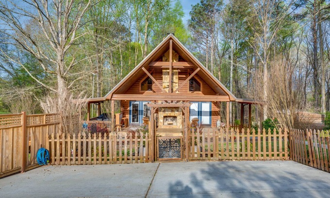 Bowdon Junction Cabin | Bowdon Cabin Stay Near Atlanta, Private Pool!