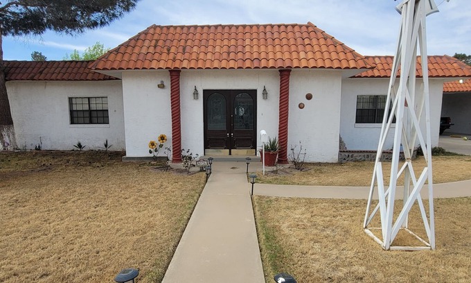 El Paso House | Bowen Estates in cul-de-sac large backyard & lots of room. 8024 Bowen Rd El Paso