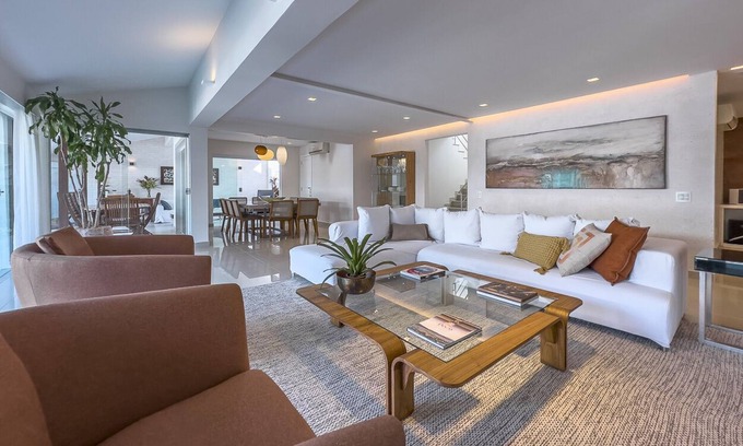 Barra da Tijuca House | Casa Champagne com Piscina e Espaço Gourmet Sofisticados e Acesso à Praia