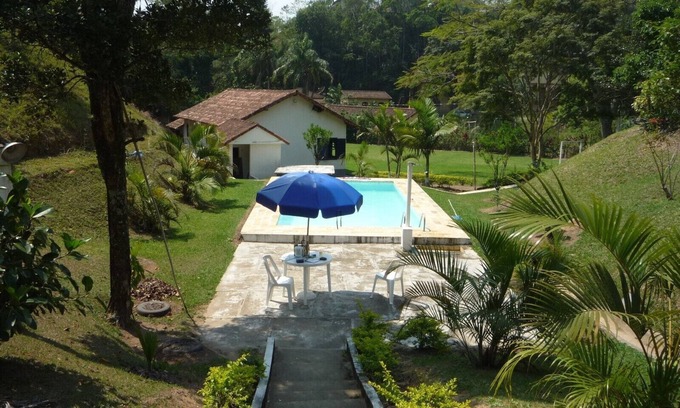 Mendes House | 8 bedrooms, main house and guest house, 5 bathrooms, swimming pool, games room, barbecue area.