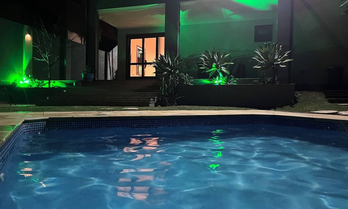 Estancia das Flores House | Casa Condomínio Fechado c/3 Suítes. Relaxe c/a Família Acomodação Tranquila