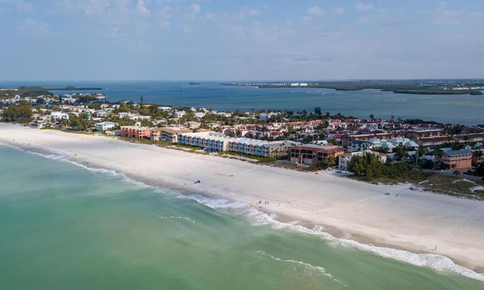 Bradenton Beach House | Bradenton Beach Resort Style Getaway-Walk to Beach