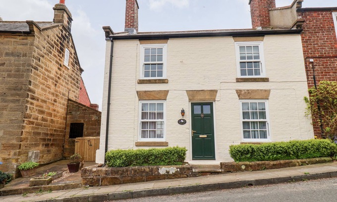 Fylingthorpe House | BRAESIDE, pet friendly, with open fire in Fylingthorpe