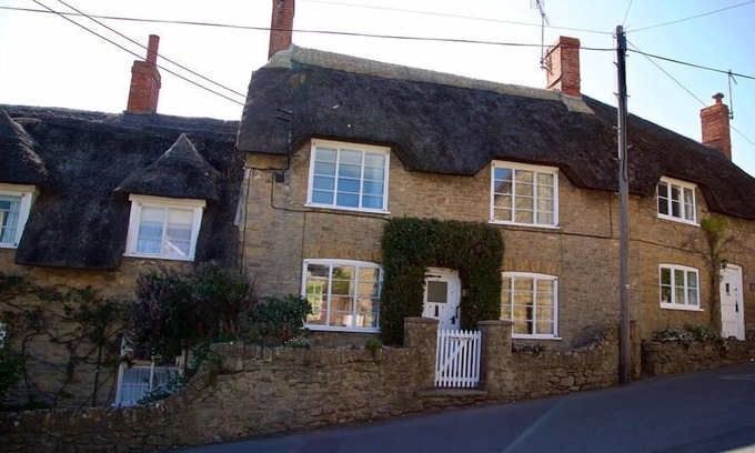 Burton Bradstock Cottage | BRAMBLE COTTAGE, pet friendly, with a garden in Burton Bradstock