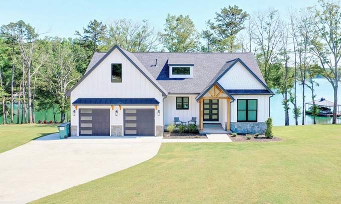 Seneca House | Brand New 6BR/6BA Luxury Home, 20 min to Clemson. Flat lot/firepit/pool table!