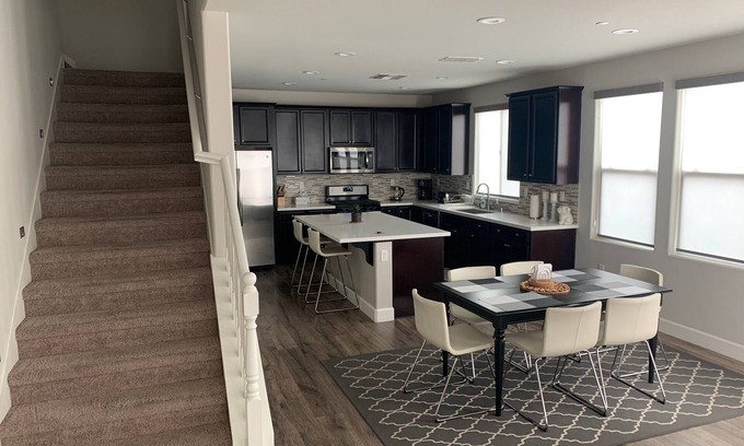 Davis House | Brand New Spacious 3 bedroom House, 2.5 miles away from UCD