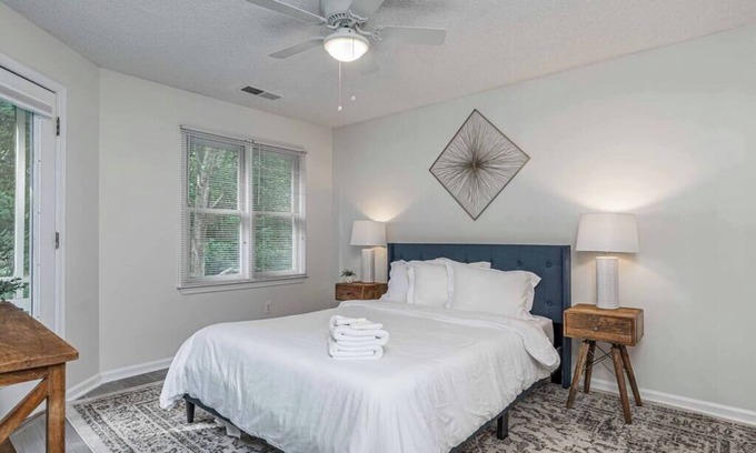 Columbia Apartment | 💎 Breakfast at Tiffany’s 💎 Gated Columbia Condo!