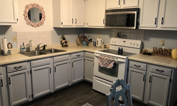 Canton Bed & Breakfast | Breakfast Included in Country Cottage King Suite