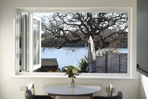 Fareham House | Breakfast With A View Free Parking and Water Access